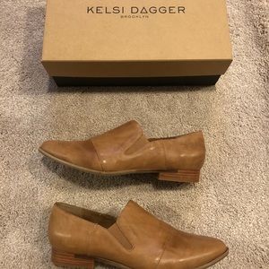 Kelsi Dagger 9.5 Leather Stone Loafer Flat